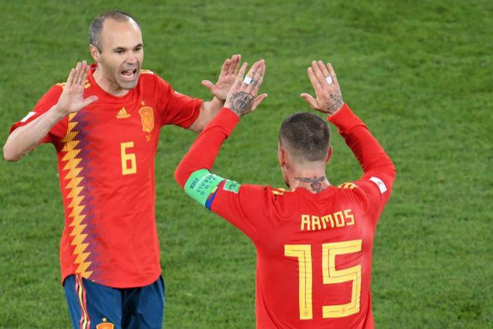 España celebra el pase a octavos como primeros de su grupo