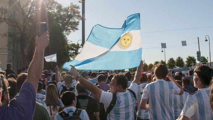 Hinchas argentinos hicieron un banderazo frente al hotel de la Seleccioacuten