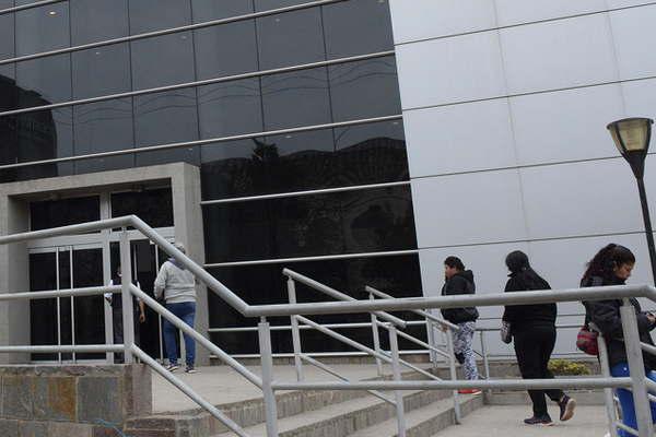 Docente que habiacutea sido denunciado por tener romance con una aluma apaleoacute a su esposa