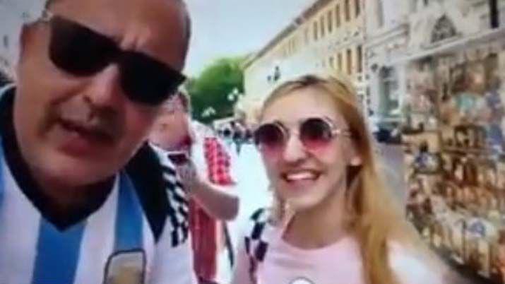 Viralizan un video de otro argentino haciendo repetir obscenidades a una joven
