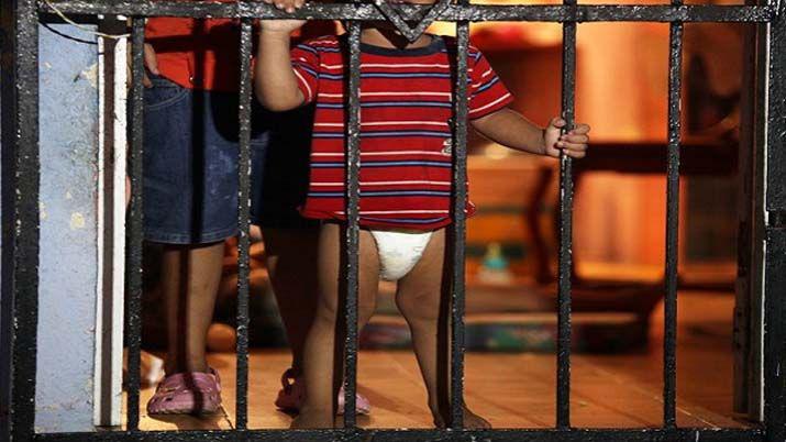 Hallan encerrados y llorando a dos hermanitos de 1 y 2 antildeos