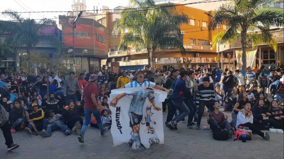 Video reaccioacuten de los santiaguentildeos durante el segundo gol de la Seleccioacuten