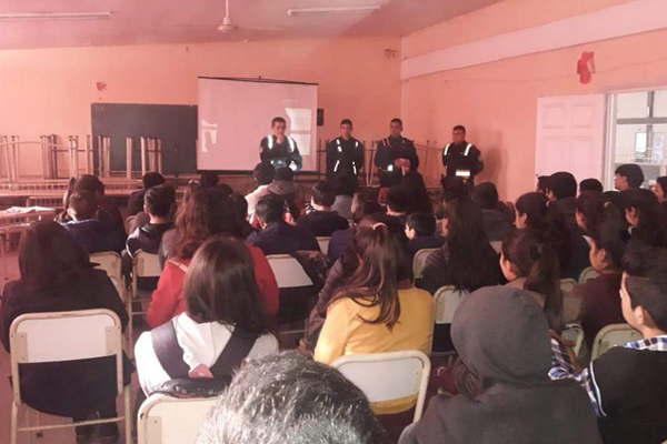 Brindaron una charla sobre educacioacuten vial en un colegio de Monte Quemado