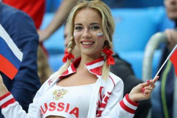 La hincha maacutes sensual y atractiva del Mundial Rusia 2018 es Natalia Nemtchinova actriz porno