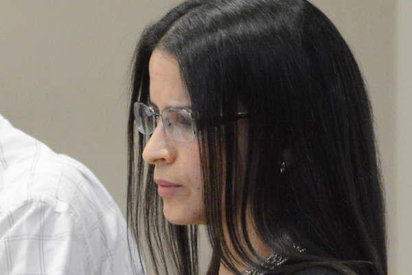 Mientras alumnos veiacutean un partido de la Argentina otros abusaron de un compantildeero