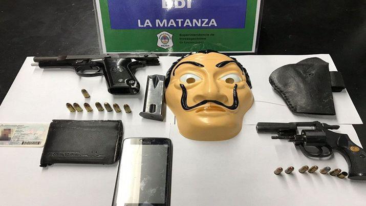 Triacuteo de delincuentes cometiacutean asaltos con maacutescaras de Salvador Daliacute