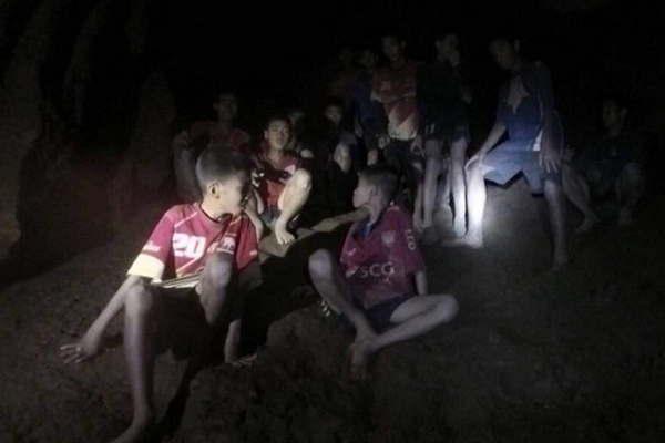 Hallan vivos a los 12 escolares perdidos hace nueve diacuteas en una cueva 