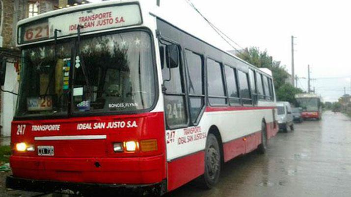 Manoseoacute a una chica y se masturboacute a bordo de un colectivo