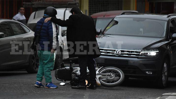 Esperaba el semforo y fue impactado por una camioneta