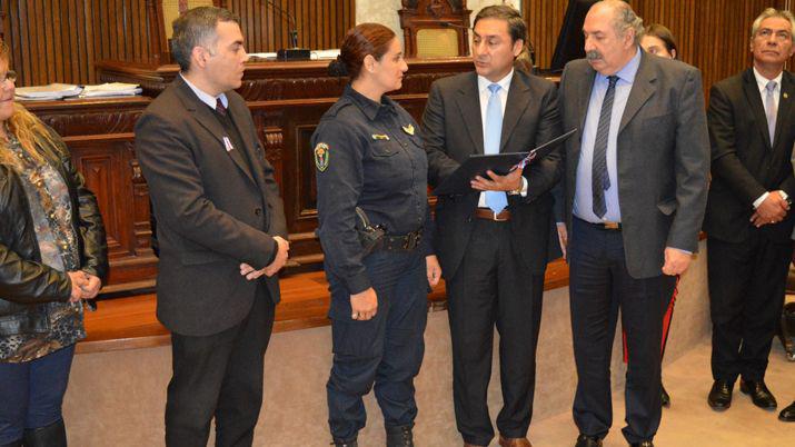 Diputados distinguioacute a una policiacutea que salvoacute la vida a nintildea de 2 antildeos