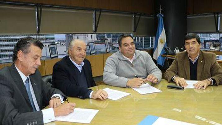 El presidente de CAME Gerardo Díaz Beltrn junto al ministro de Trabajo Jorge Triaca el titular de Faecys Armando Cavalieri y Natalio Mario Grinman secretario de la CAC