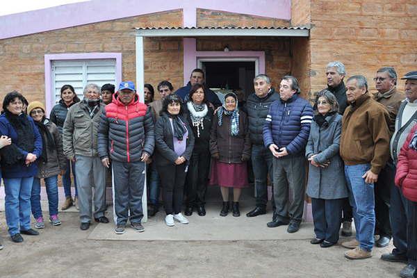 El Gobierno provincial inauguroacute viviendas sociales en Casares