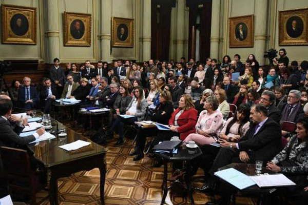 Aborto- el voto de los indecisos seraacute determinante