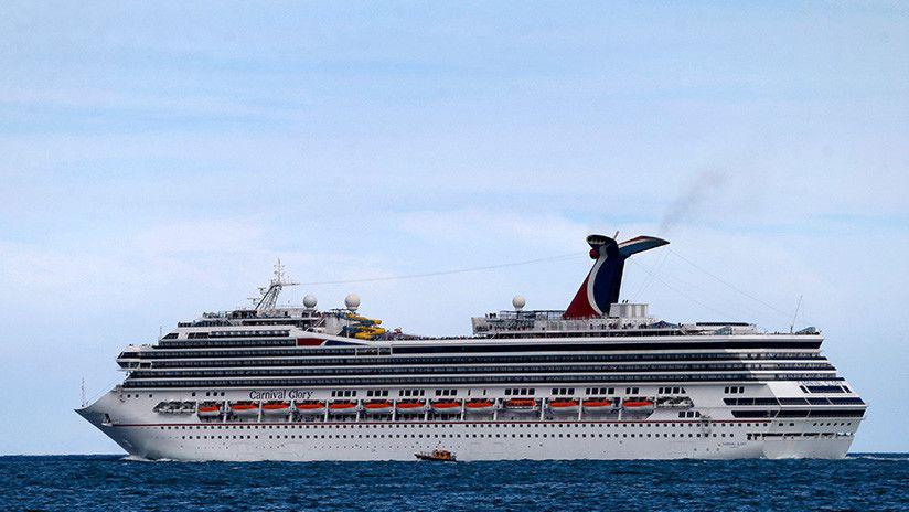 Cayoacute de la borda de un crucero y aparecioacute vivo 22 horas despueacutes