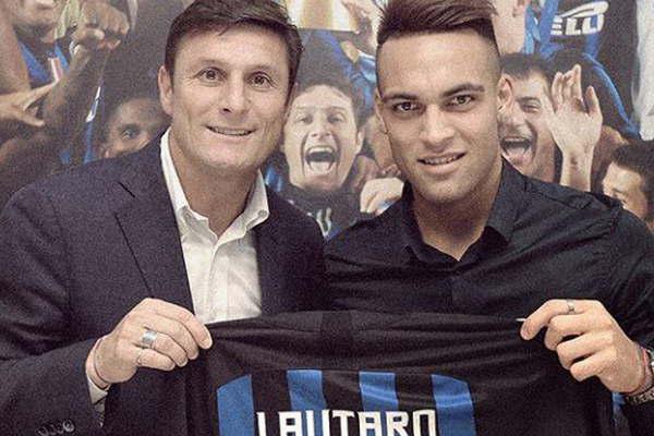 Lautaro Martiacutenez firmoacute con el Inter