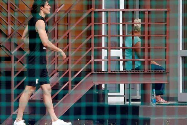 Edinson Cavani casi afuera del duelo con Francia