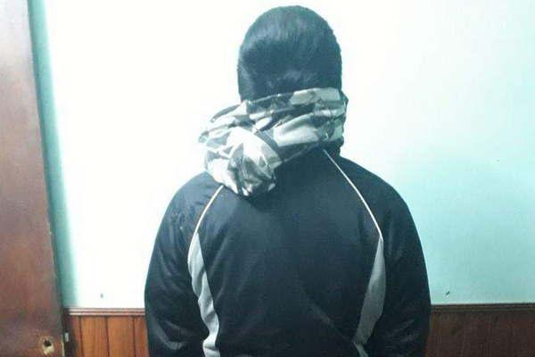 Sorprendioacute a un hombre a la salida del supermercado y le roboacute la mercaderiacutea