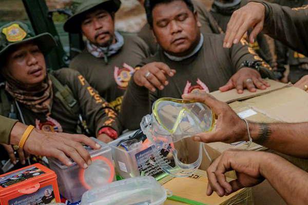 Ensentildean natacioacuten y buceo a los nintildeos atrapados en la cueva