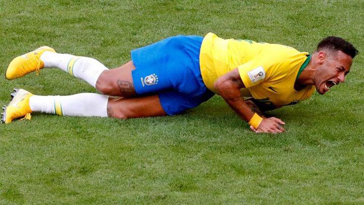 Neymar simulando una falta