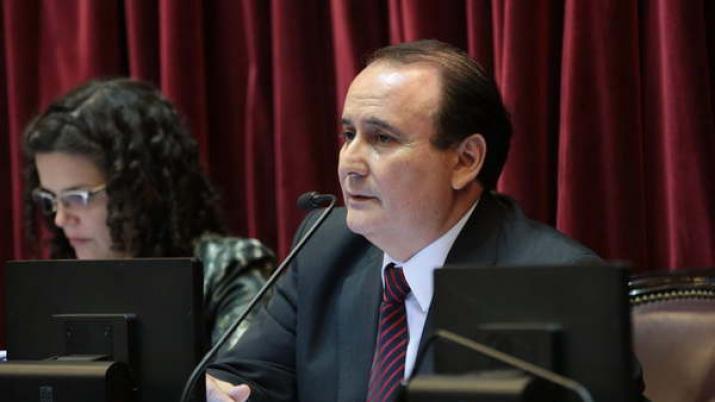 Esta crisis no es ajena a otras situaciones de extrema preocupación que controvierten los derechos de otros trabajadores dedicados a brindar información dijo el senador nacional