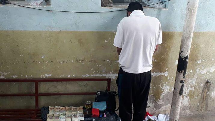 Arrebató una cartera pero antes le mordió la mano a la mujer