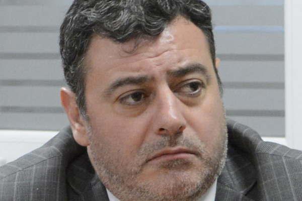 Violoacute a adolescente de 14 antildeos hija de familia amiga