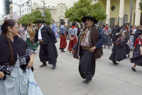 Muestras de artistas plaacutesticos muralistas y  el Santiago Baila 2018
