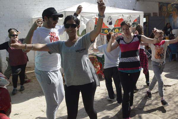 iexclA bailar y cantar que vuelve iexclDomingo Santiaguentildeo