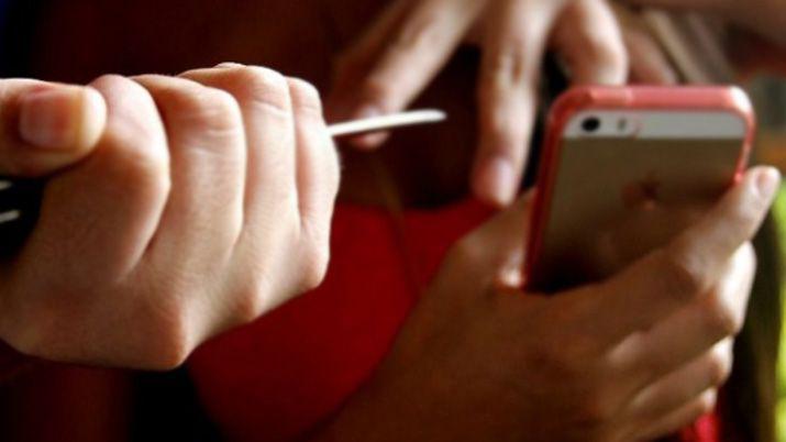 Asaltan a una menor de 14 antildeos y le roban un celular