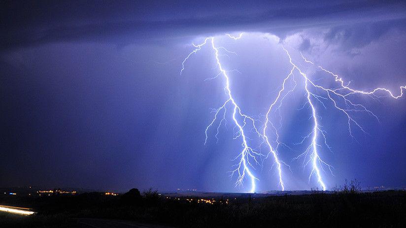 Video- Captoacute el momento en que un rayo cae sobre un cableado eleacutectrico