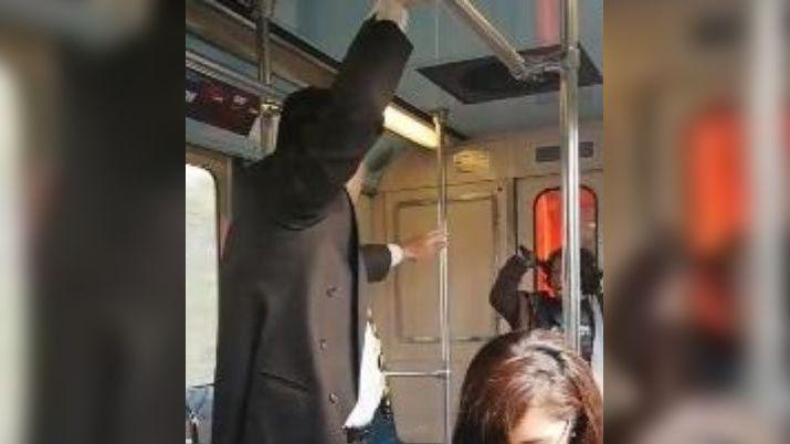 VIDEO  Exorcisaron a una mujer que tuvo un ataque en el subte