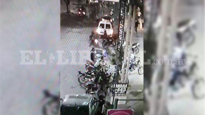 VIDEO  Lo grabaron robando una moto y terminoacute detenido
