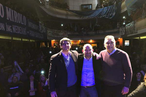 Se presentoacute la foacutermula Mirolo-Nediani en un cine teatro Renzi colmado en su capacidad 