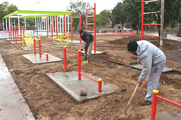 Avanza la obra municipal de remodelacioacuten de la plaza Felipe Rojas en el barrio El Vinalar