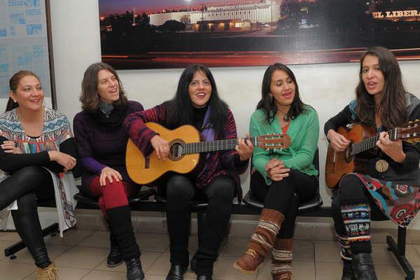 MujerTrova llegoacute para cantarle a Santiago