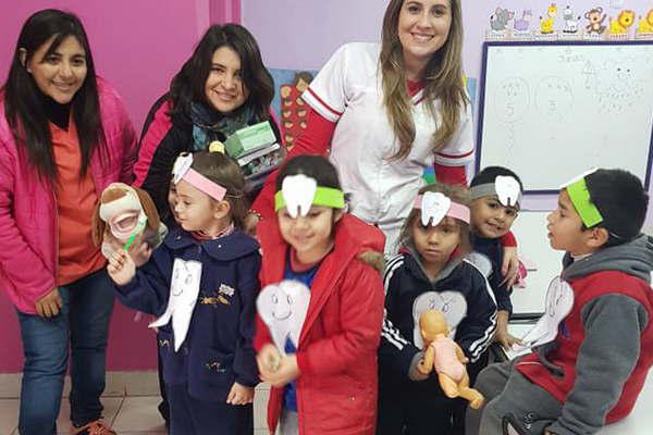 El programa Sonrisas Santiaguentildeas llegoacute al jardiacuten de infantes Grillito