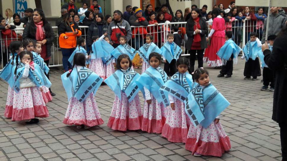 Santiago Baila llenoacute de color la Plaza Libertad