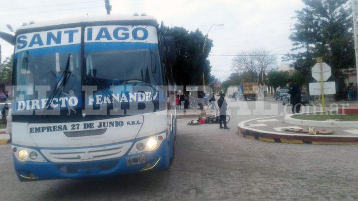 Una mujer embistioacute a un colectivo y murioacute en el acto