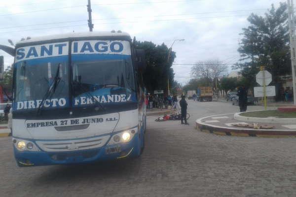 Una motociclista fallecioacute al chocar un colectivo