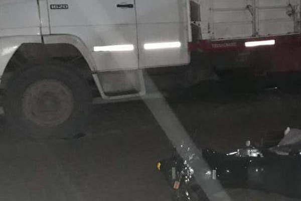 Un menor murioacute al estrellarse contra un camioacuten estacionado