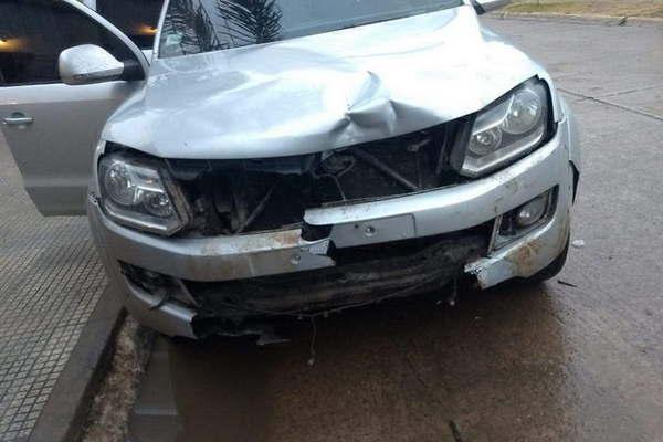 Motociclista pelea por su vida tras haber sido arrollado por una camioneta