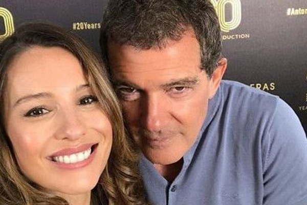 Pampita analiza su vuelta a Telefeacute mientras pasea con Antonio Banderas 
