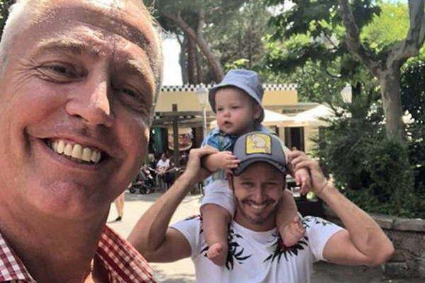 Vicuntildea tambieacuten pasea con sus hijos y con Mirko por Madrid