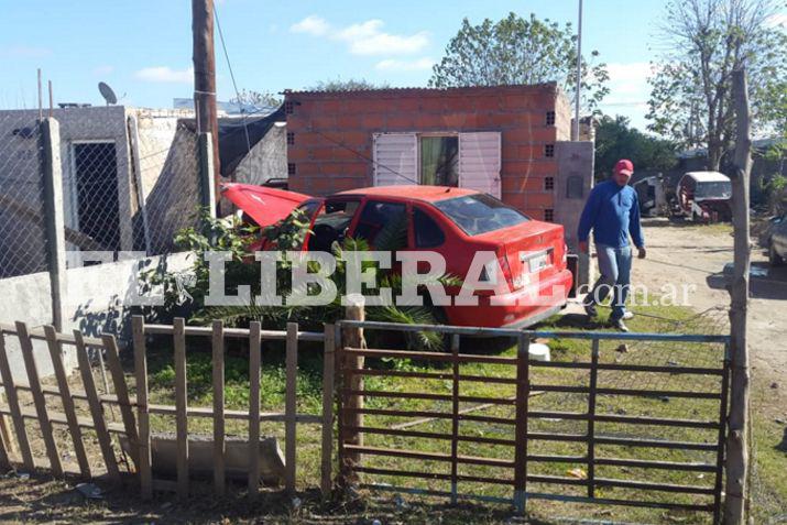El automóvil subió a una vereda y se estrelló contra una casa de familia