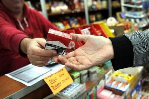 Suben 5-en-porciento- los cigarrillos y un paquete de los maacutes vendidos cuesta maacutes de 60
