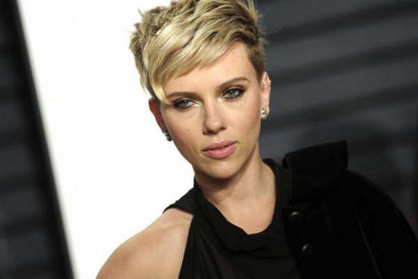 Scarlett Johansson recibioacute criacuteticas por haber aceptado interpretar a un mafioso trans en su nueva peliacutecula 