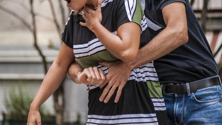 El policía le practicó la maniobra de Heimlich o Compresión Abdominal Foto- Archivo 