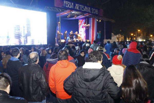 Miles de santiaguentildeos y turistas pasaron por la Feria Artesanal