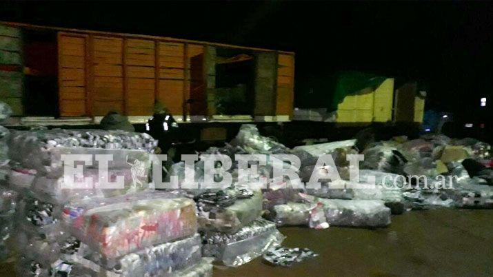 Interceptan cargamento de mercaderiacutea ilegal valuado en 22 millones de pesos