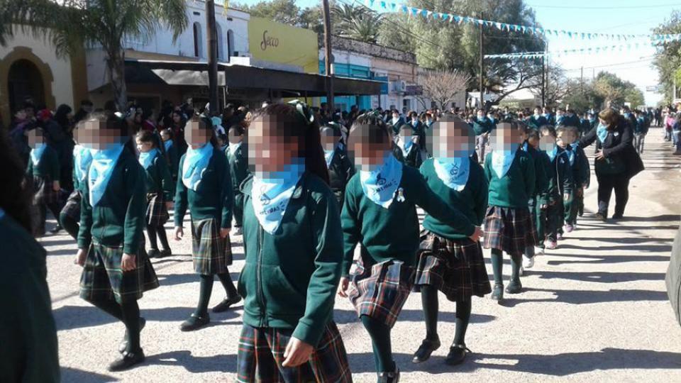 Una escuela de Santiago hizo marchar a alumnos con pantildeuelos provida